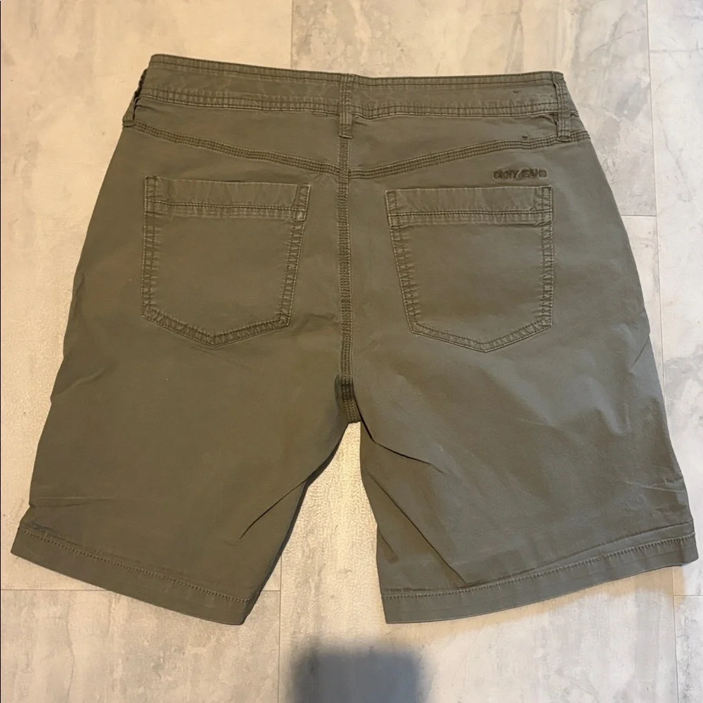 DKNY jeans Shorts hiking shorts Stretch 7.5” inseam mid rise army green NWOT